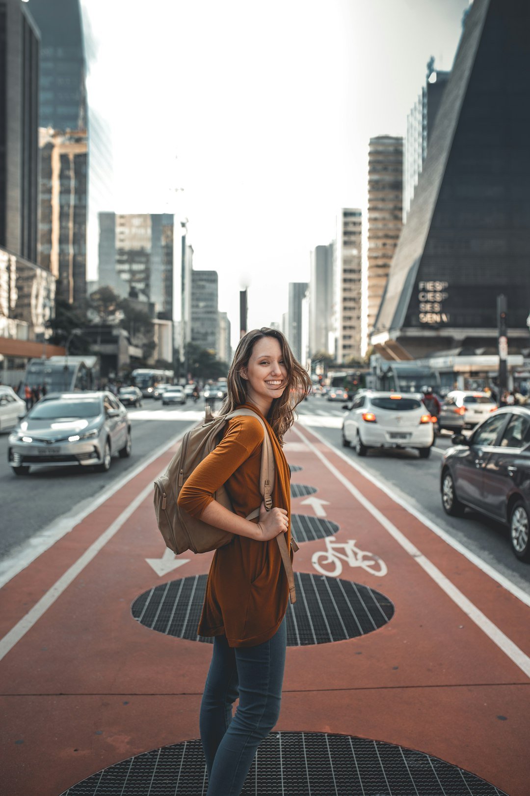 Joyce (my friend) and me had a window between 6AM and 3PM to shot some pics in Paulista Avenue. She was really happy because it was our first time taking pics in São Paulo.